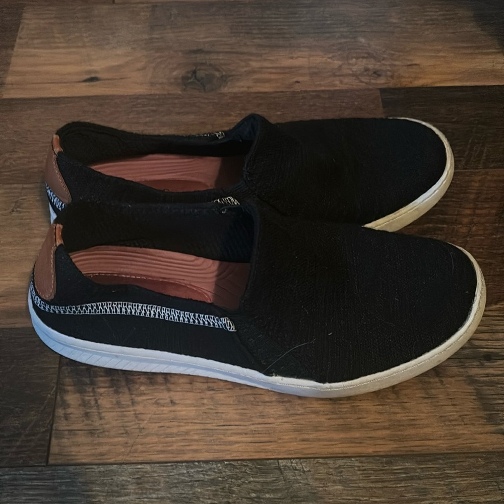 Baretraps slip on sneakers size is missing but fit like a 7